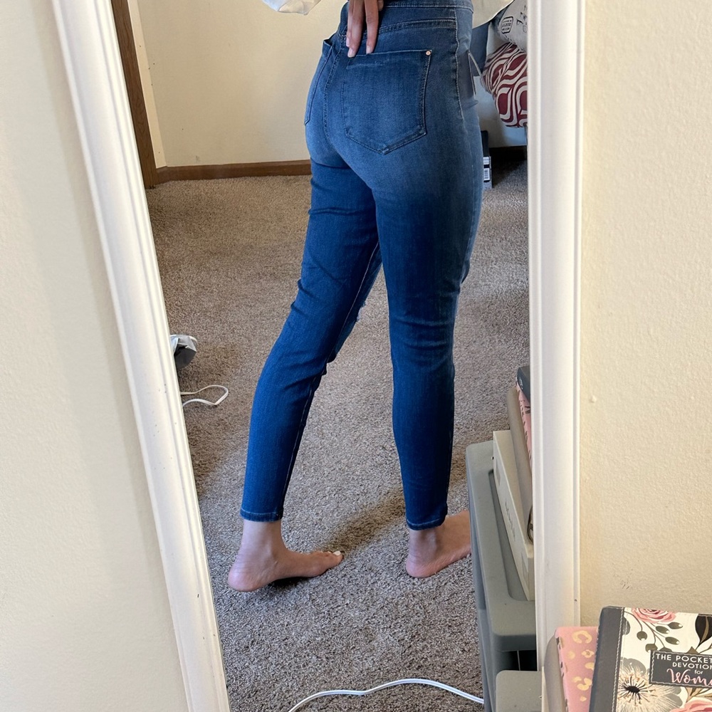 Fashion Nova Jeans. (Size 5)